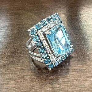 Elegant Vintage Sterling Silver and Blue Gemstone Ring size 6.5